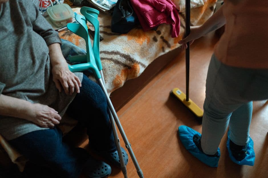 Wie erkläre ich der Pflegekraft die Gewohnheiten des Seniors? Leitfaden für Familien