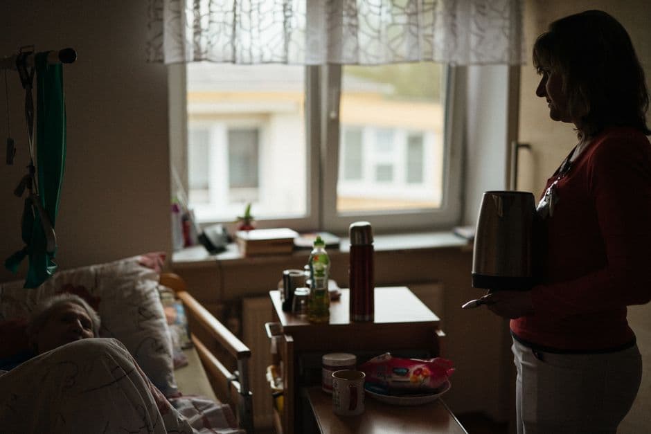 Unfall der Pflegekraft im Haushalt: Wer haftet — und wie schützen sich Familien?