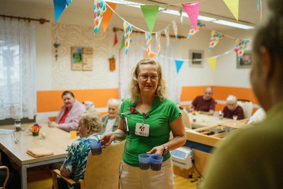 Mehrsprachige Kommunikation im Pflegealltag: Tools & Tipps die wirklich helfen